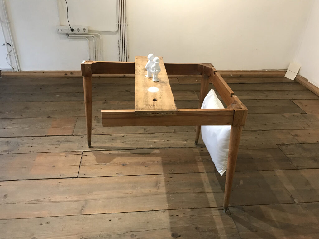 Installation masada... / on the table: a one-sided wooden table extending into the room